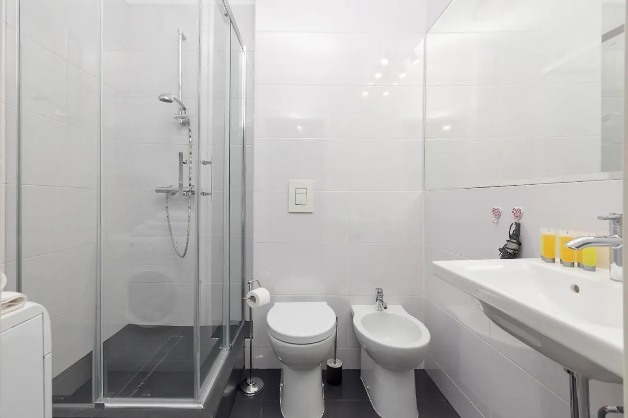 Metro Raclawicka Red Apartment Warsaw